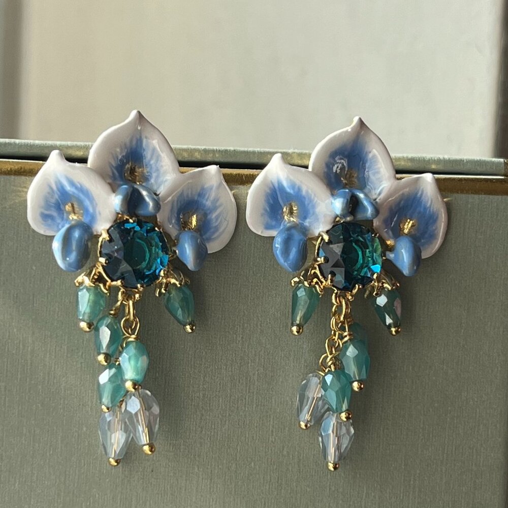Earrings wisteria flowers with a faceted blue glass stone
